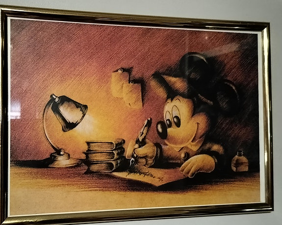 Mikki taulu, työskentelee lampun valossa, kauniit värit. Ruskean/kupari.