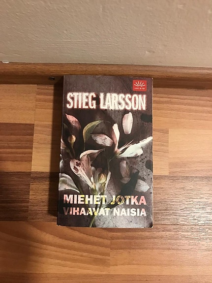 Stieg Larsson Miehet jotka vihaavat naisia kirja