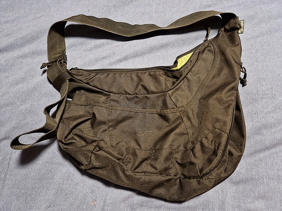 Lowepro-kameralaukku, osin pehmustettu, musta