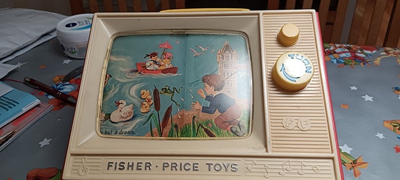 Fisher price toys TV 1966 salkkumallin liikkuva filmi music tahdissa