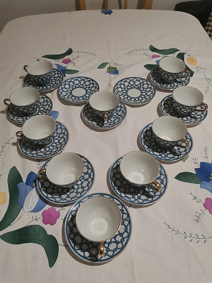 Kaunis japanilainen kahviastiasto
10 kuppia ja 12 lautasta.
