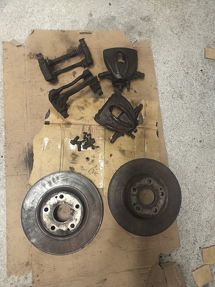Toyota Avensis 2,2 D-cat T25 -06 Etujarrusatulat ja levyt.
