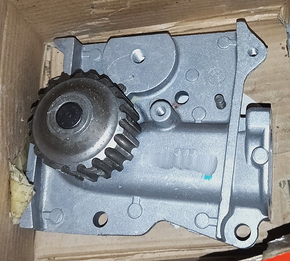 Mazda 626 vesipumppu.