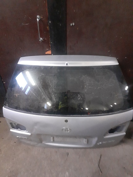 Toyota takaluukku
