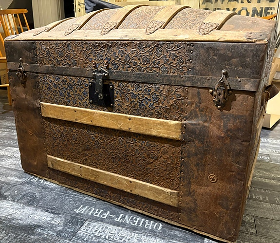 Vanha koristeellinen arkku