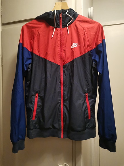 Nike naisten tuulitakki koko S