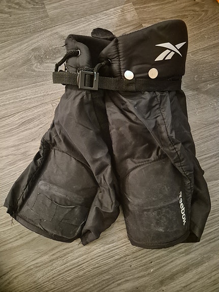 Reebok jääkiekkohousut, koko yth L