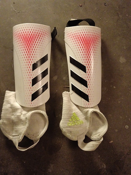 Adidas poikien säärisuojat jalkapalloon