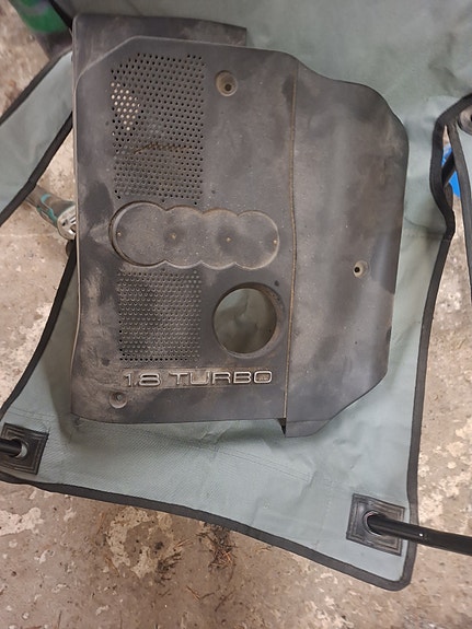 Audi 1.8 Turbo moottorin suojakansi