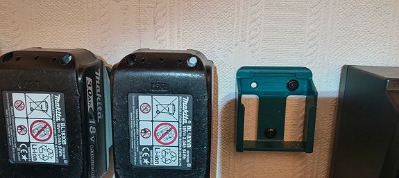 Makita 18v akkujen pidikkeet