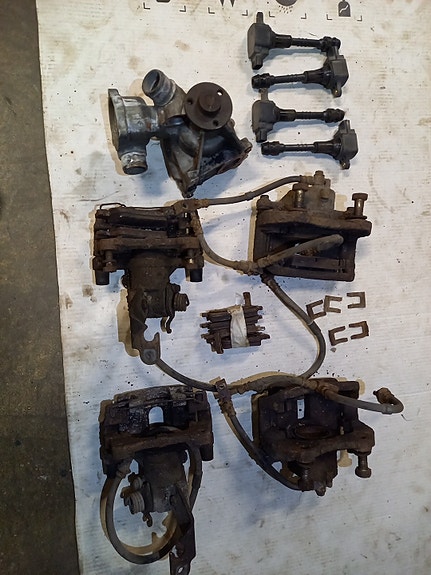 Nissan Primera -04 vesipumppu,jarrusatulat ja puolat.