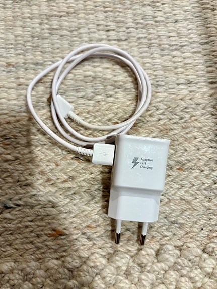 Samsung Adaptive Fast Charging laturi (EP-TA20EWE) + USB-C kaapeli