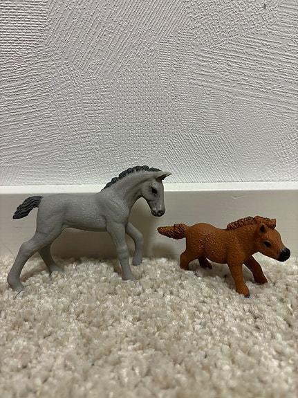 Schleich hevonen ja varsa lelusetti harmaa ja ruskea