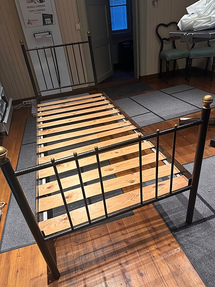 Metallinen sängynrunko 80x200 cm puusäleillä
