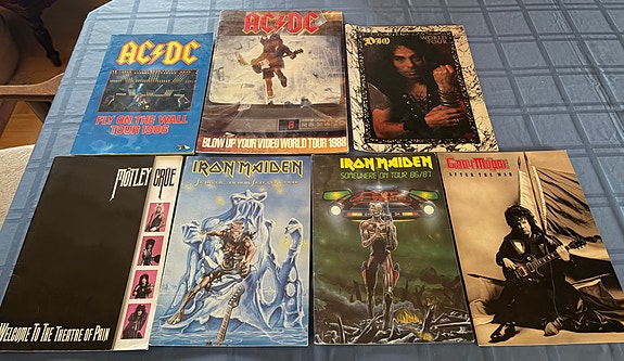 Bändien kiertuohjelmia/kirjoja/tour books 80-luvulta, AC/DC, Dio, Mötley Crue…