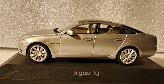 Pienoismalli Jaguar XJ 1/43