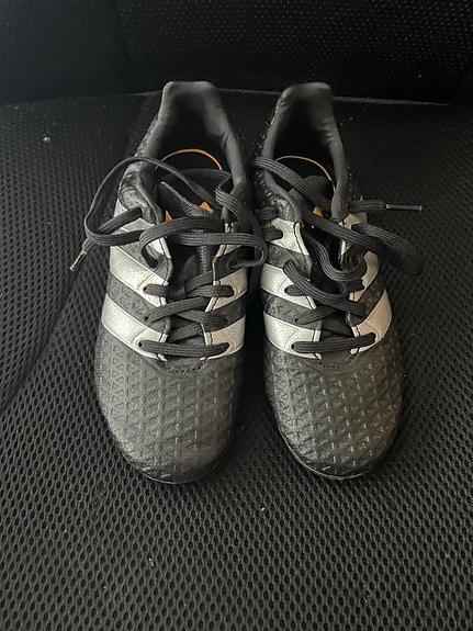 Adidas jalkapallokengät koko 31