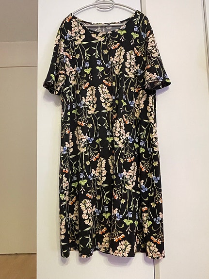 Ted Baker kukkamekko koko 4 vastaa 46 OVH 359,90€