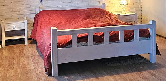 Massiivi puuta 180cm sänky, uusi patja, a pöydät