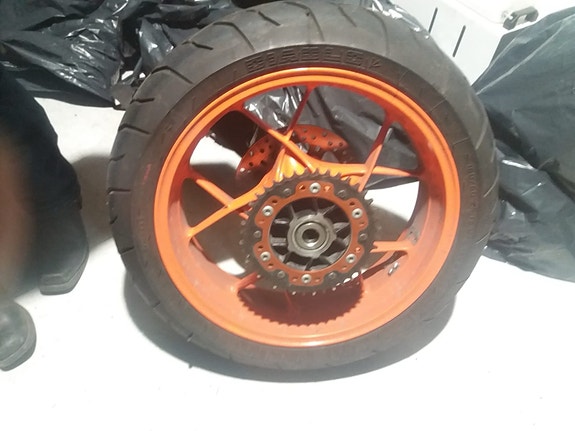 KTM Duke 690 R ’15 osia runsaasti mm. moottori