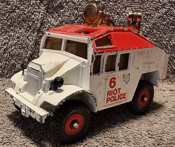 CORGI QUAD TRACTOR riot police