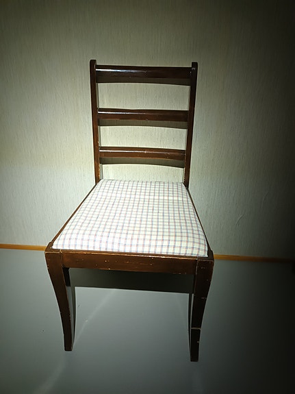 Pehmustettu vanha puinen tuoli
