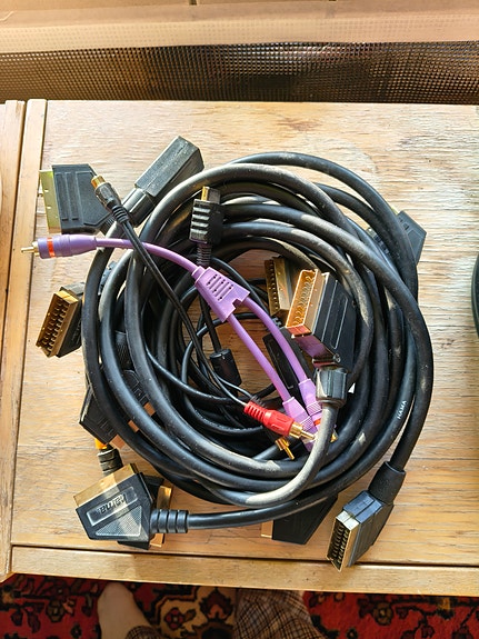 Kullattuja Scart johtoja