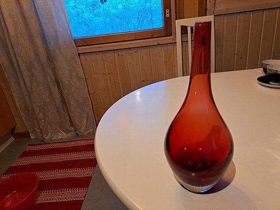 Punainen maljakko lasia