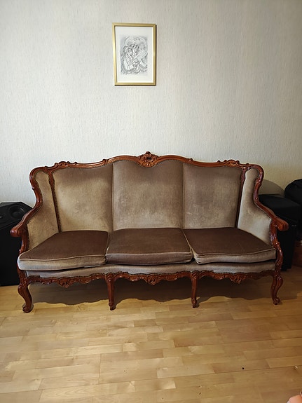Rokokoo sohva.