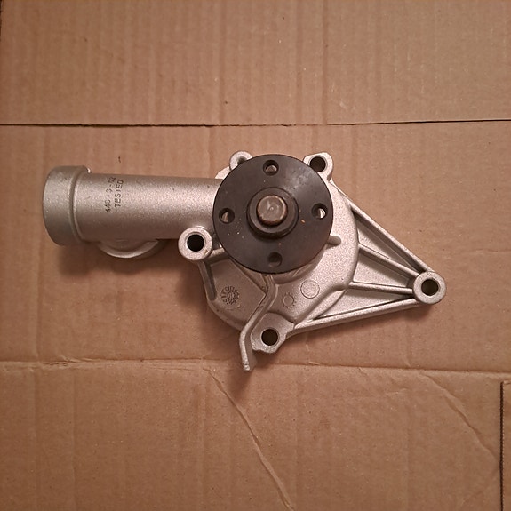 Harrasteauton vesipumppu kuntoon Mitsubishi
