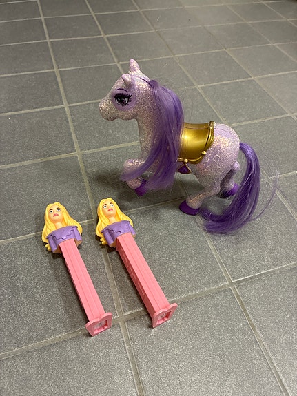 Violetti / lila poni / hevonen ja Barbie PEZZ lelu 2kpl