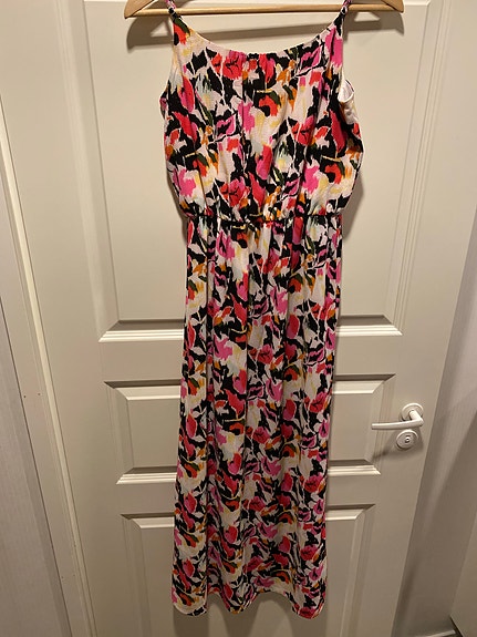 Pitkä, värikäs mekko. ONLY. Koko 36.
