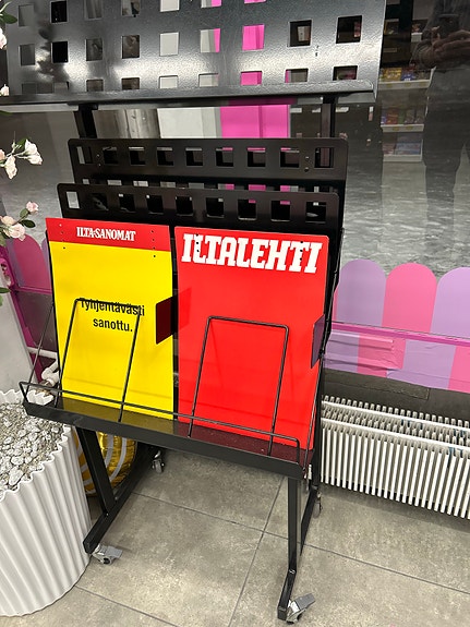 Metallinen lehtiteline musta