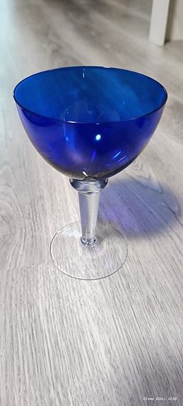 Pentik. Sininen lasi