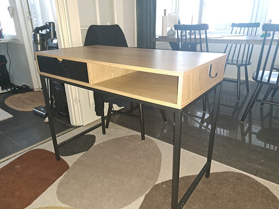 Puinen/musta kirjoituspöytä