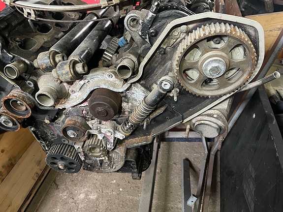 2x Audi ABZ 4.2 V8 moottoreita ja zf gs5-39dz