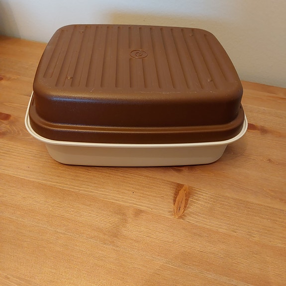 Tupperware leipälaatikko