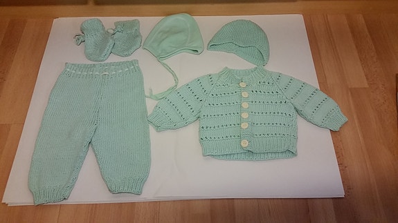 Vauvan DIY  neulottu asu