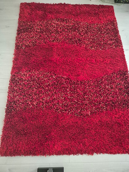 Punainen nukkamatto 230 x 160 cm