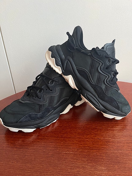 Adidas koko 36 mustat.