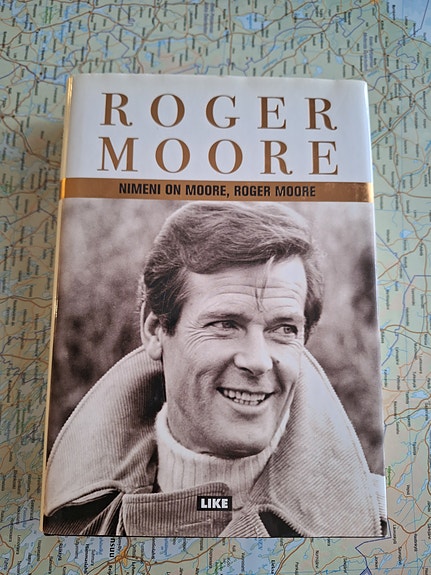 Nimeni on Moore, Roger Moore, signeerattu 2009