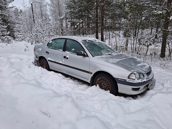 Toyota avensis osina