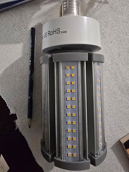 LED-valaisin E27 36W – erittäin kirkas, sopii hyvin autotalliin