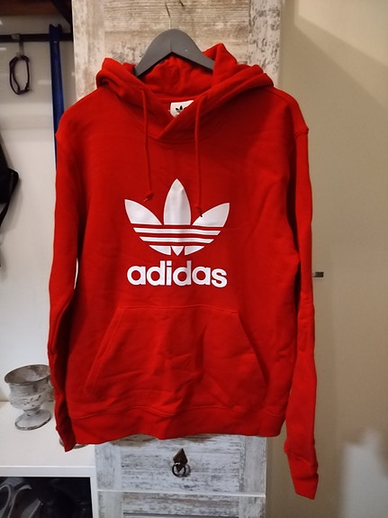 Adidaksen huppari, M