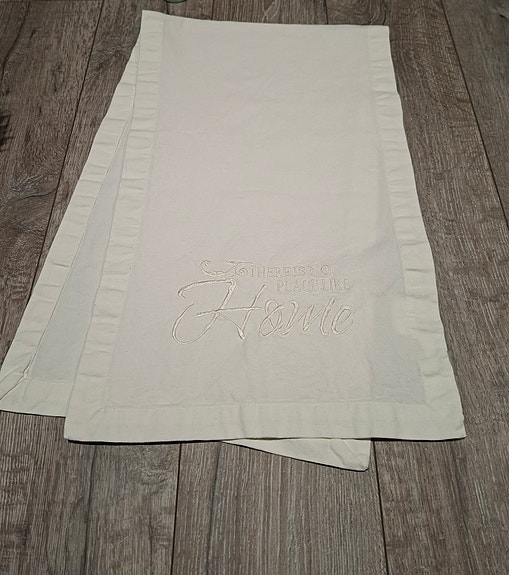 Valkoinen kaitaliina 39x125 cm