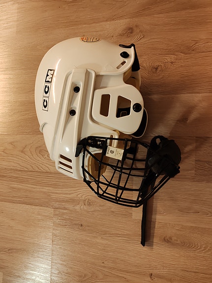 Myytävänä hyväkuntoinen käytetty ccm jääkiekko kypärä verkolla nouto