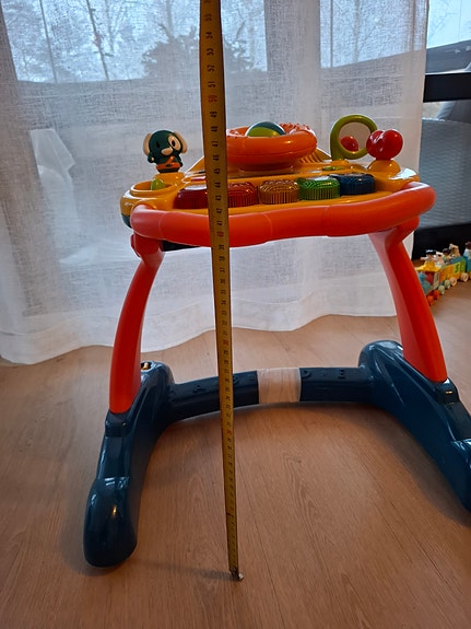 Lasten kävelytuki ja leikkipöytä