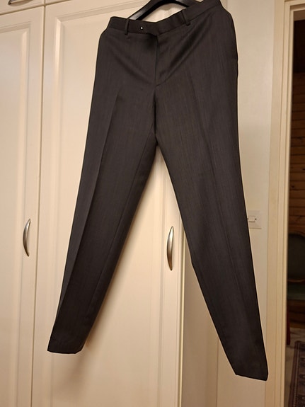 Miesten suorat housut, koko US 34R, tumman harmaat Hugo Boss
