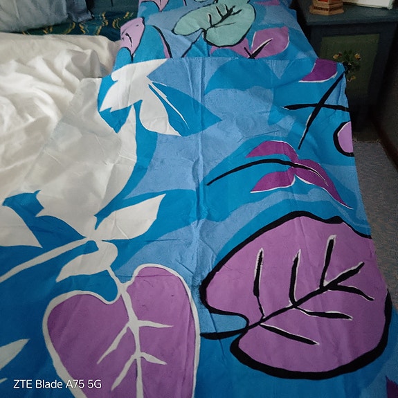 Värikästä Marimekko-kangasta paloina