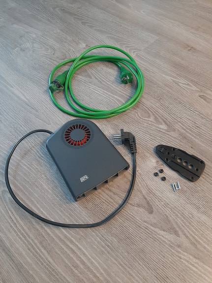 Defa sisätilanlämmitin kiinnikkeellä ja 2.5m tolppajohto